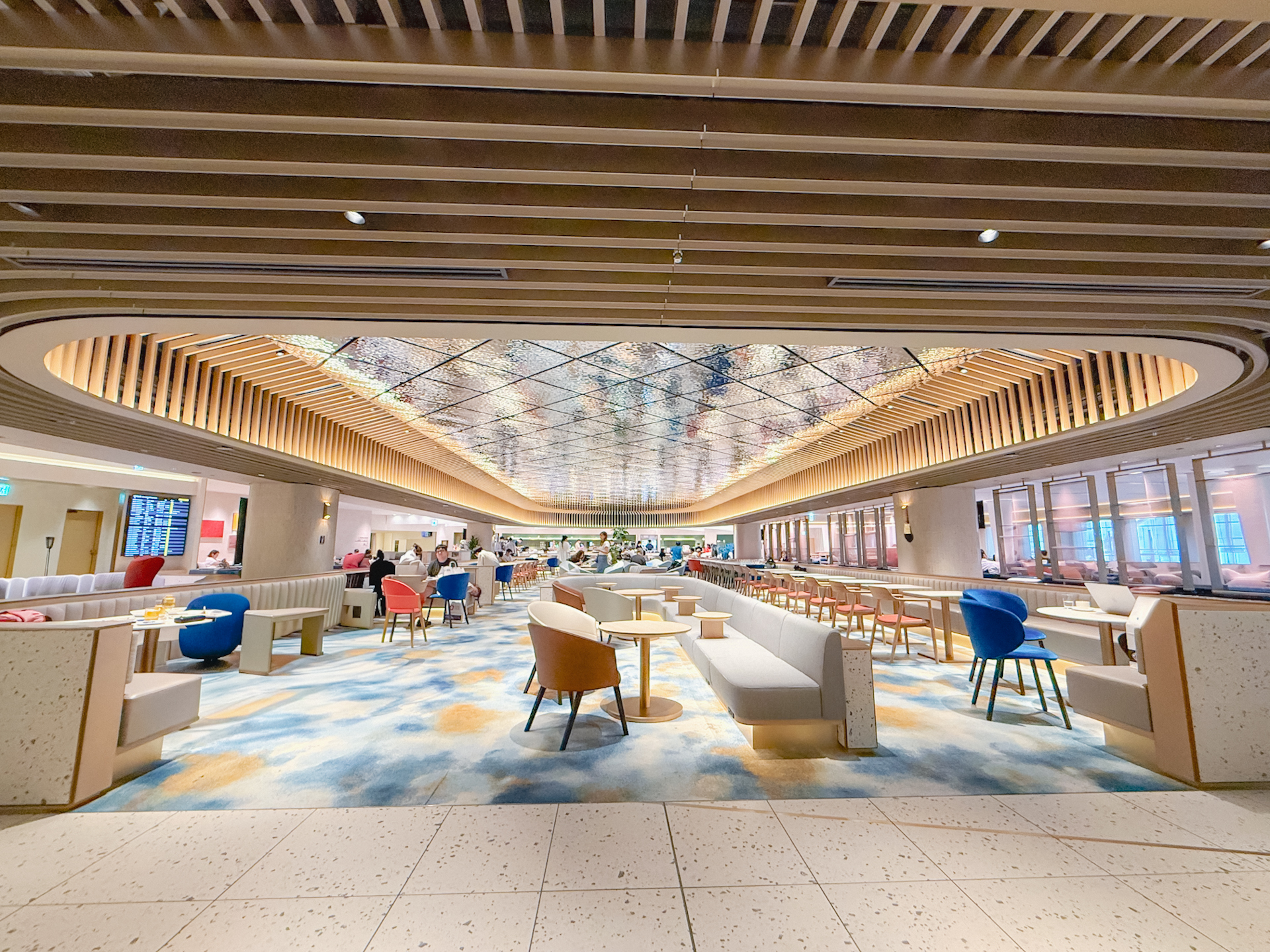 KIX Lounge Kansai ダイニングエリア付近