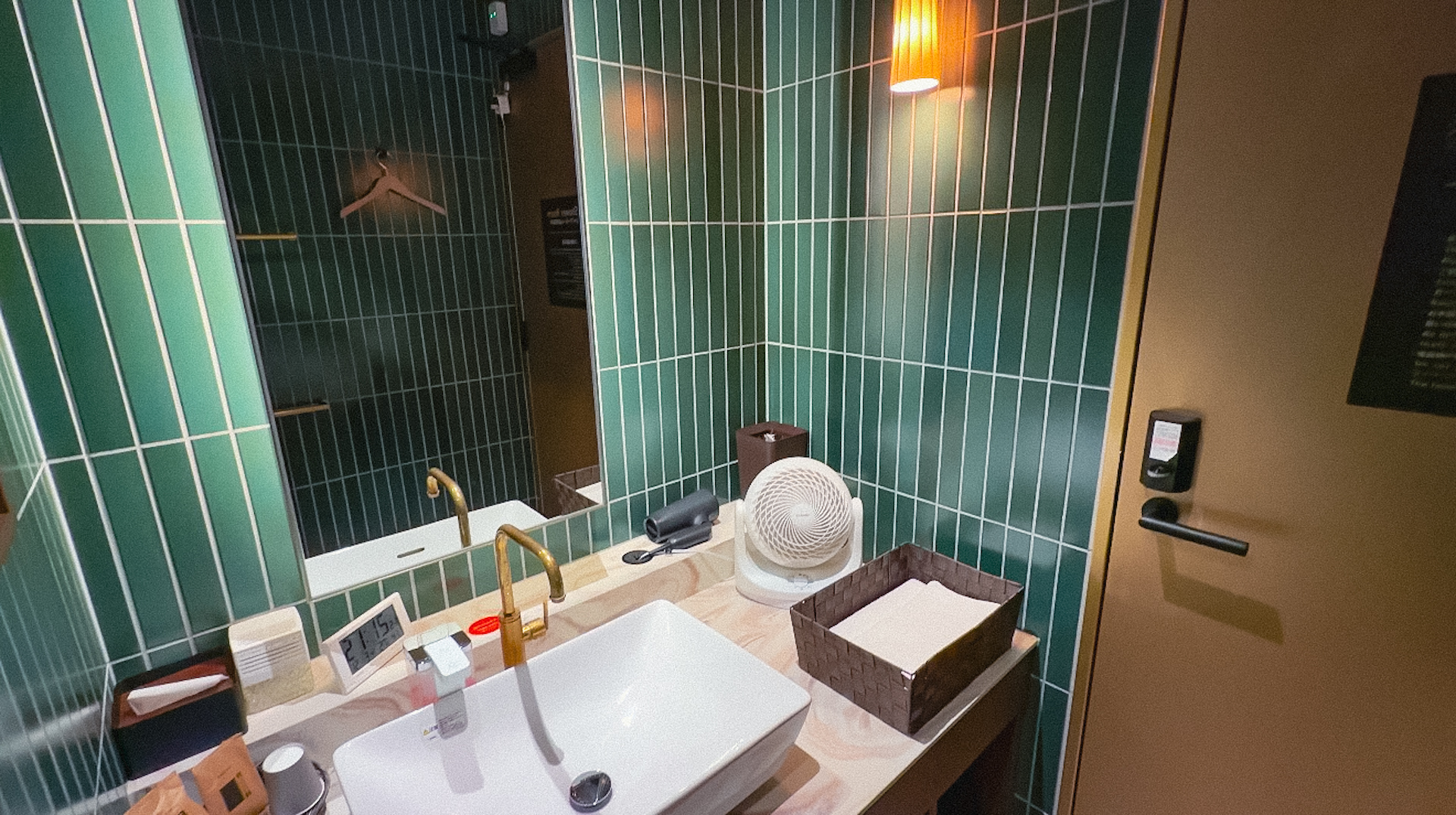 シャワールームの洗面台とアメニティ