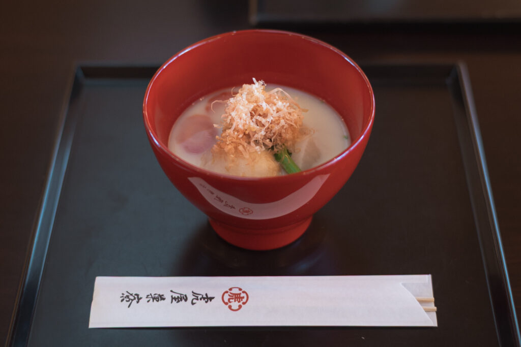 虎屋菓寮 京都一条店の白味噌雑煮