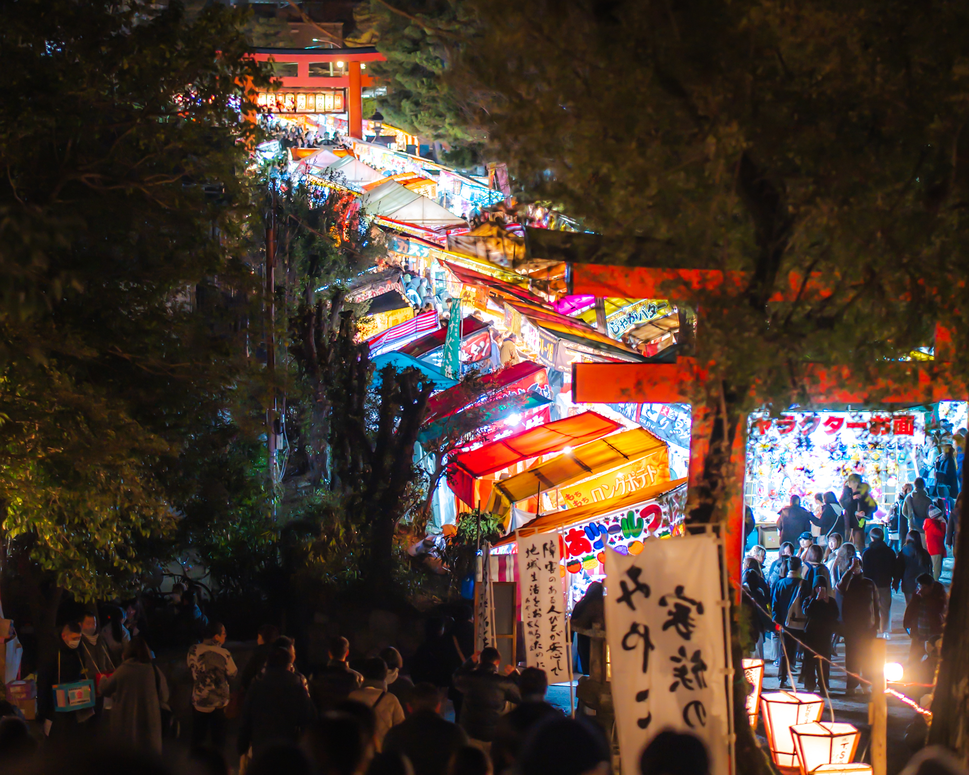 吉田神社の節分祭 夜の屋台と鳥居