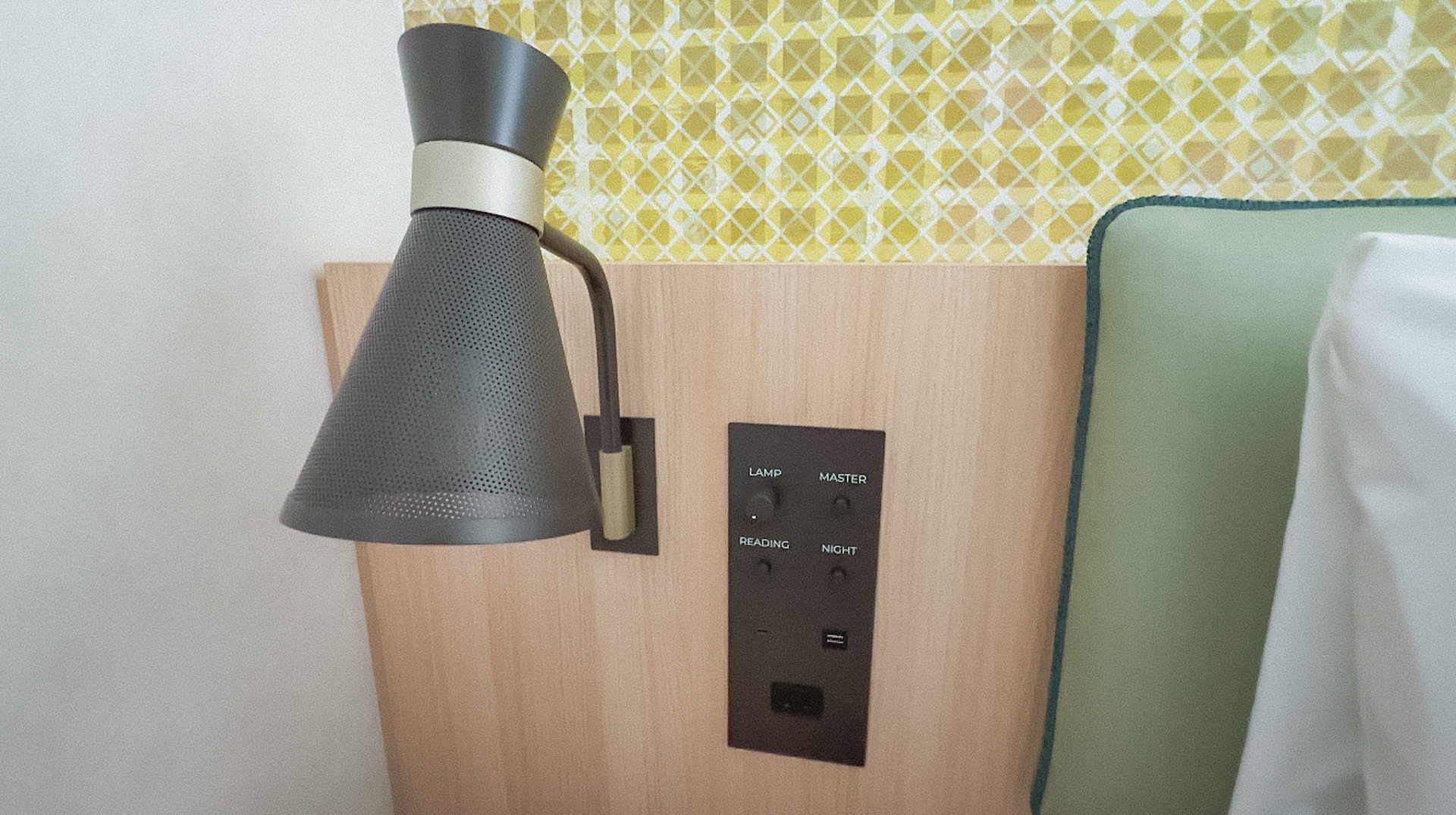 ベッドサイドのコントロールパネル