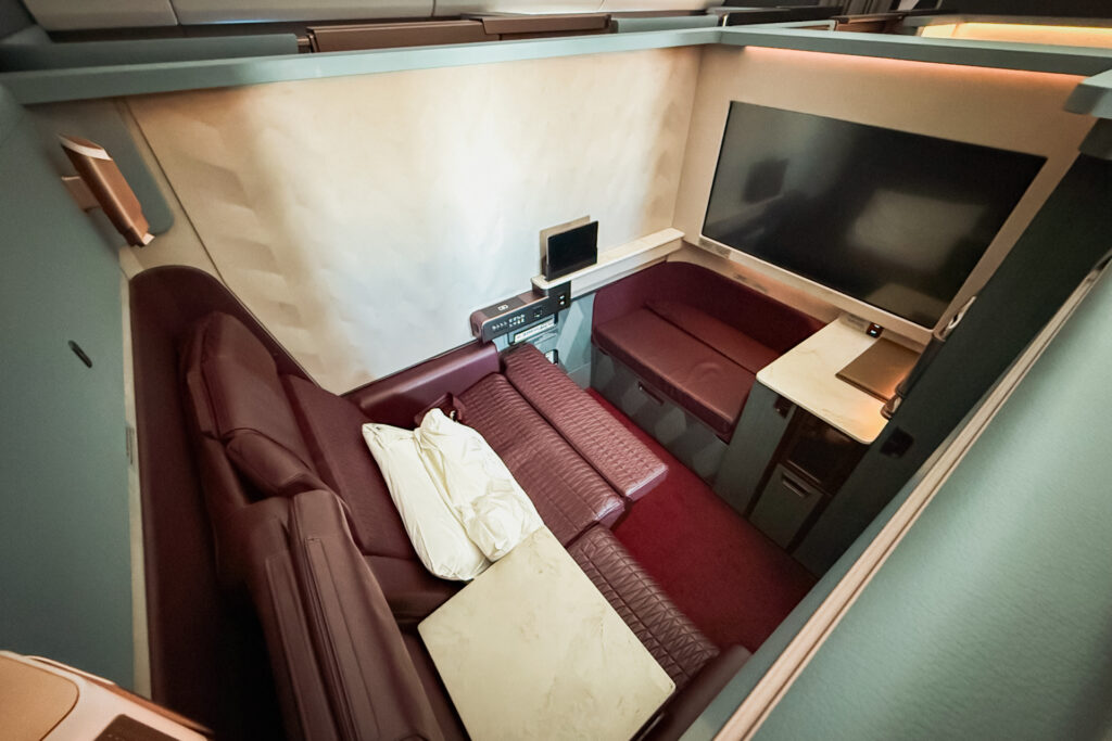 JAL A350-1000ファーストクラスの座席。ベッドとして設えられたスイート内
