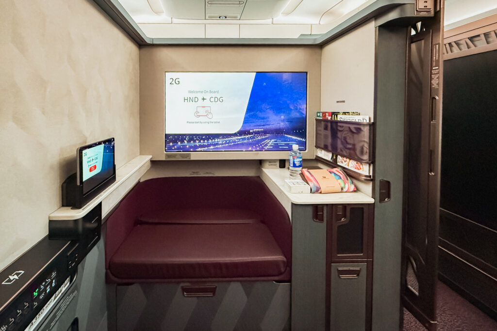 JAL A350-1000ファーストクラスの43インチ大画面モニター