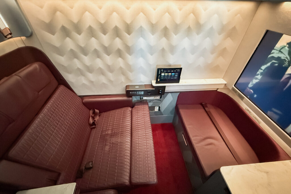 JAL A350-1000ファーストクラスの広々としたワインレッドのレザーシート