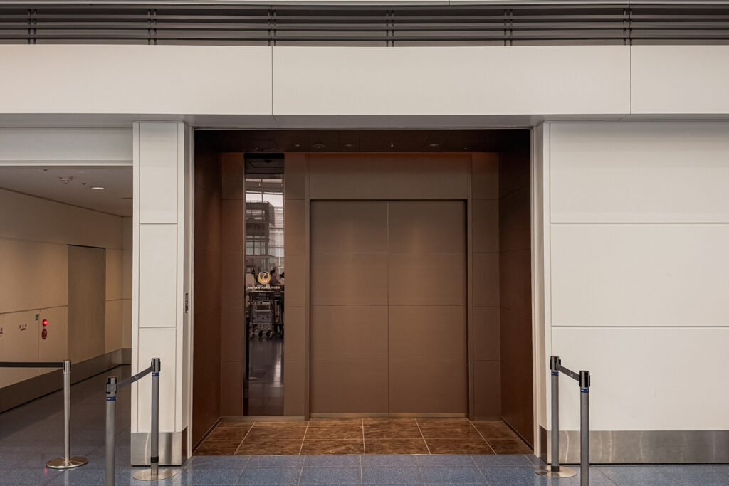 羽田空港のJALファーストクラス専用エントランス