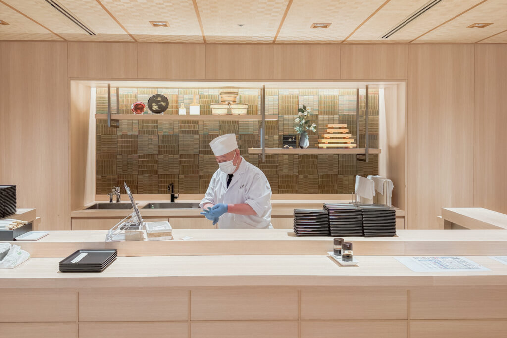 JALファーストクラスラウンジ内にある鮨 鶴亭で腕を振るう職人