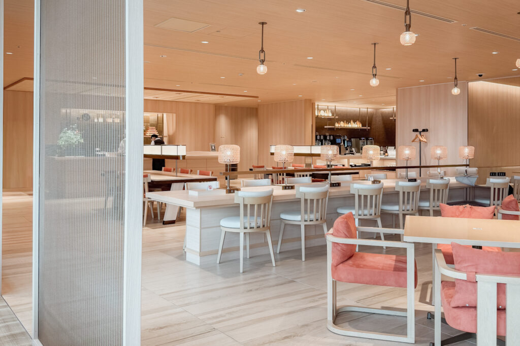 広々としたラウンジのシーティングエリア