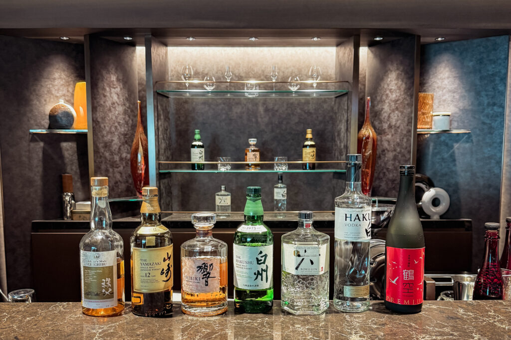 JALファーストクラスラウンジ内にある響、山崎、白州などの高級銘柄が並ぶバー
