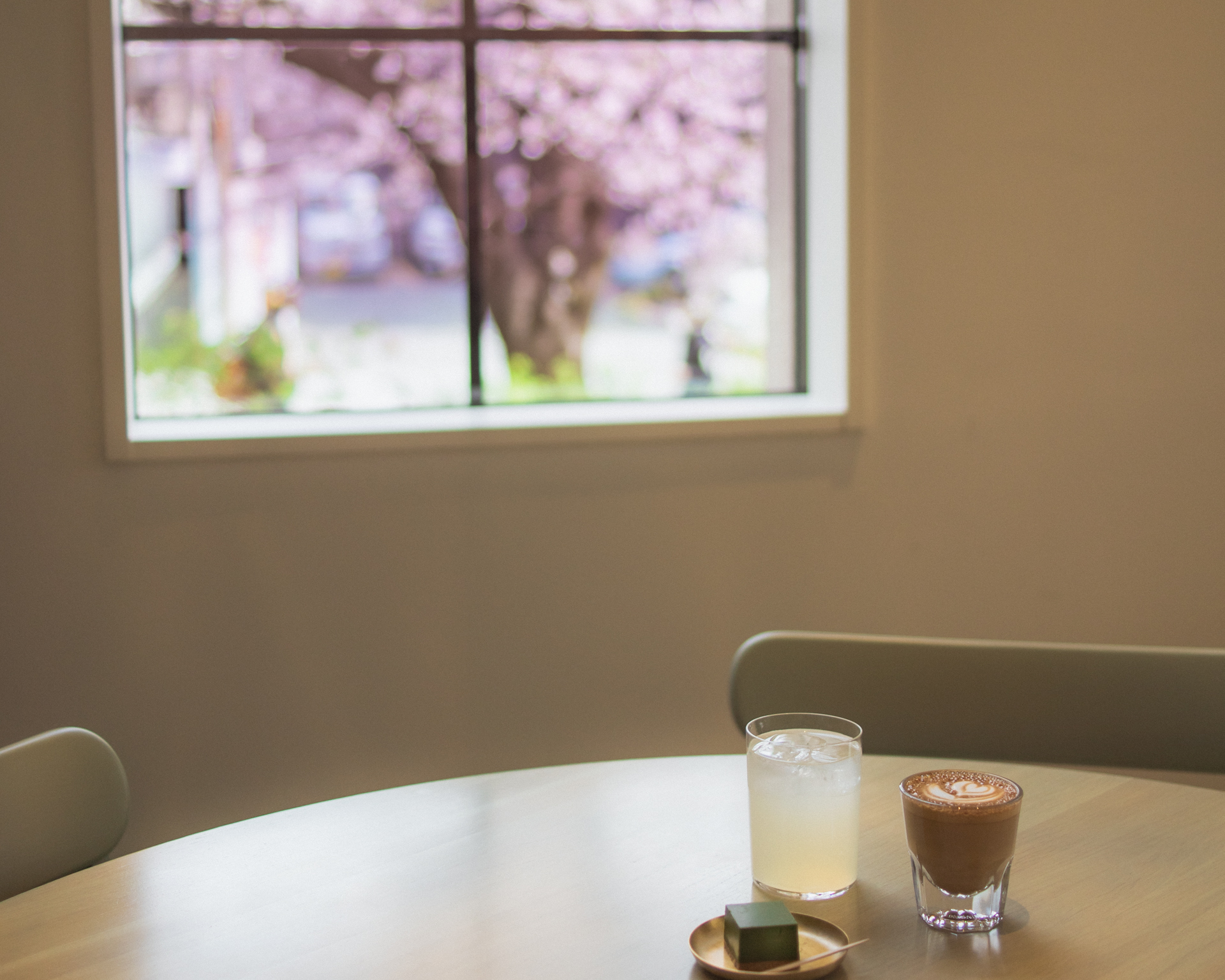 ブルーボトルコーヒー京都木屋町カフェ:高瀬川の桜と近代建築の融合