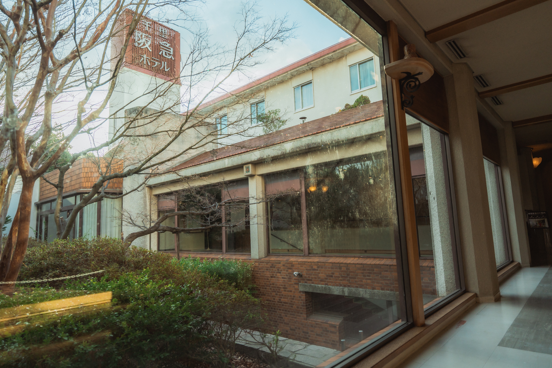 温かみのあるレンガ壁と窓からの景色