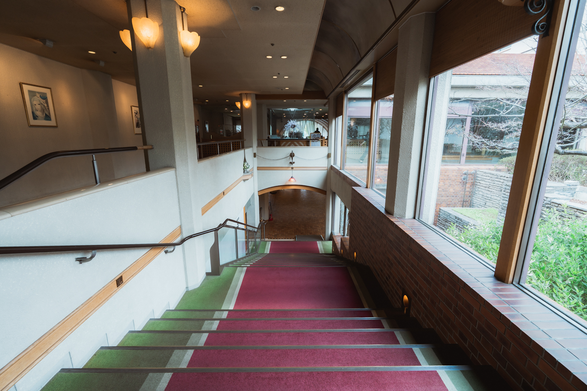 階段を上から見下ろした幾何学的な美しさ